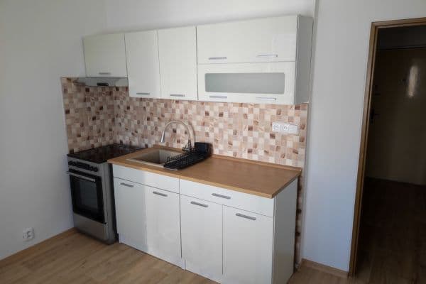 Pronájem bytu 1+1 38 m², Pod Zámečkem, Hradec Králové Pronájem bytu 1+1 38 m², Pod Zámečkem, Hradec Králové