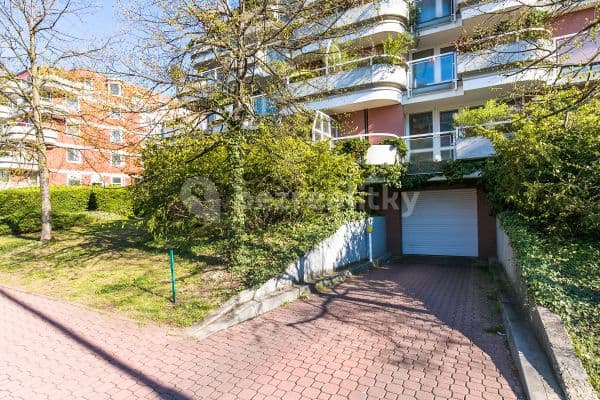 Pronájem garáže 11 m², U Kříže, Praha Pronájem garáže 11 m², U Kříže, Praha