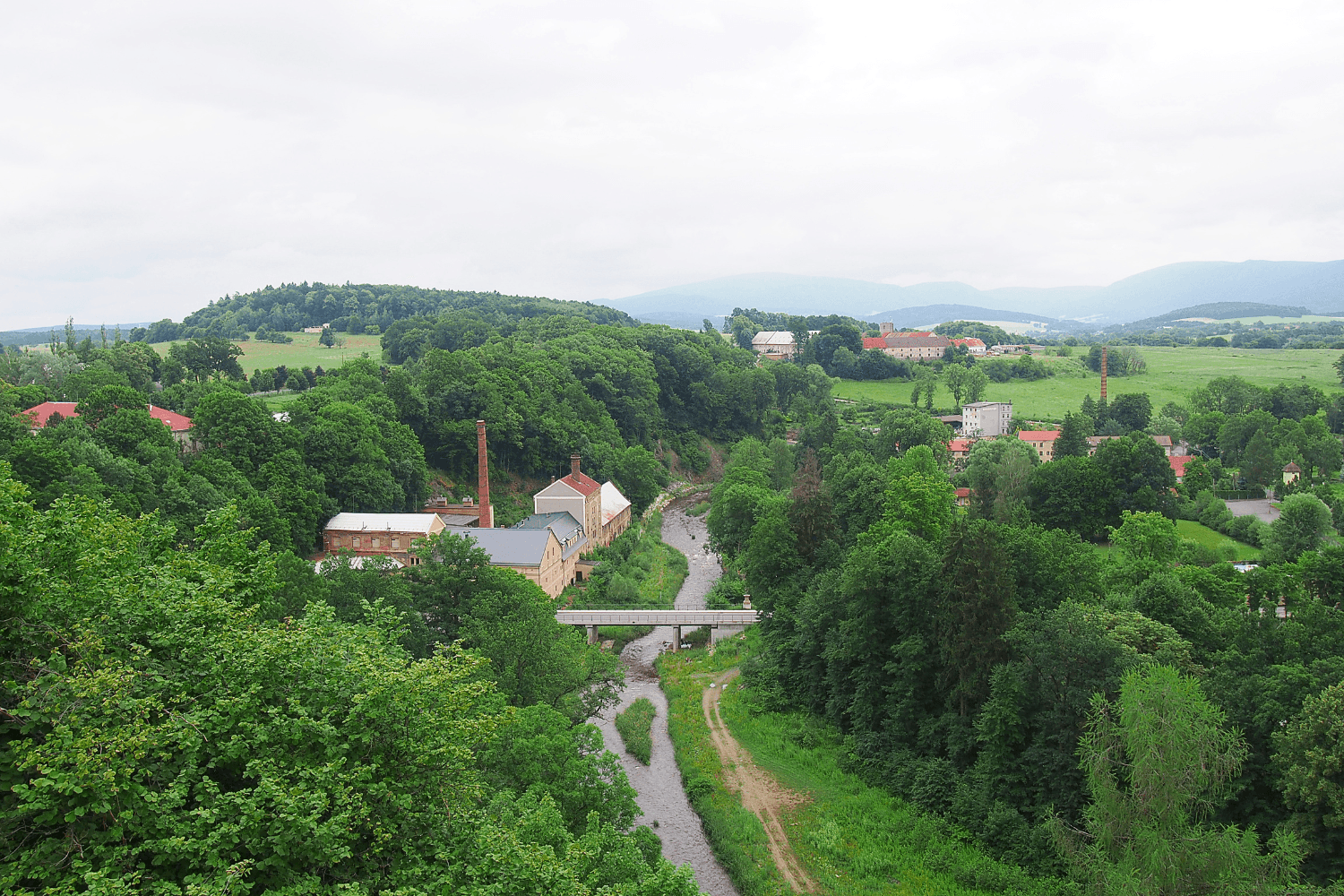 Pozemková služebnost může znamenat, že váš soused smí ke svému domu přes vaši cestu.