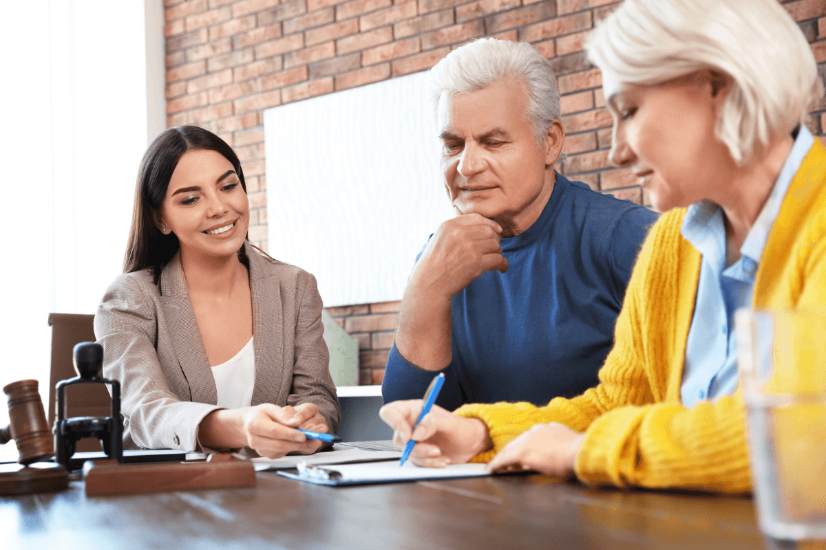 Starší manželský pár vyřizuje dědfickou smlouvu s advokátkou.