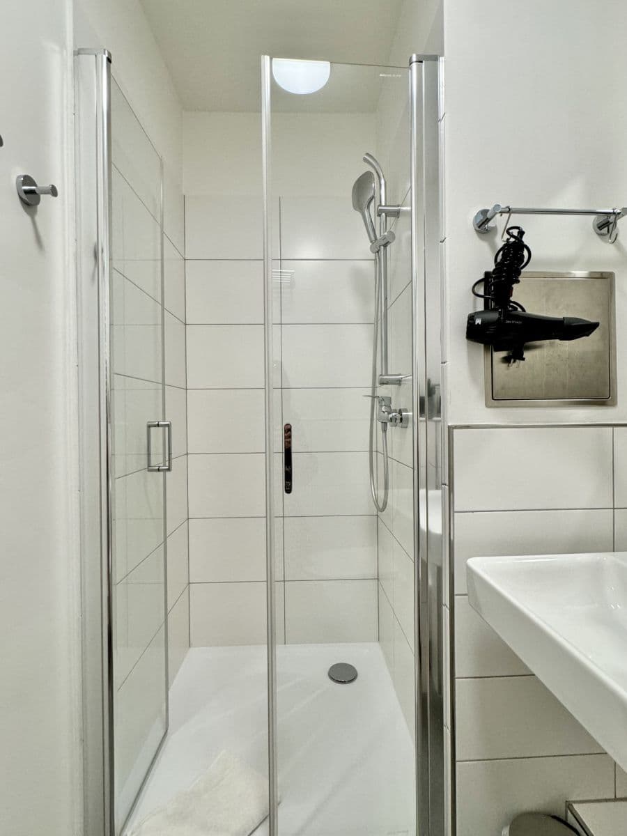 Pronájem bytu  54 m², Na Petřinách, Praha, Praha
