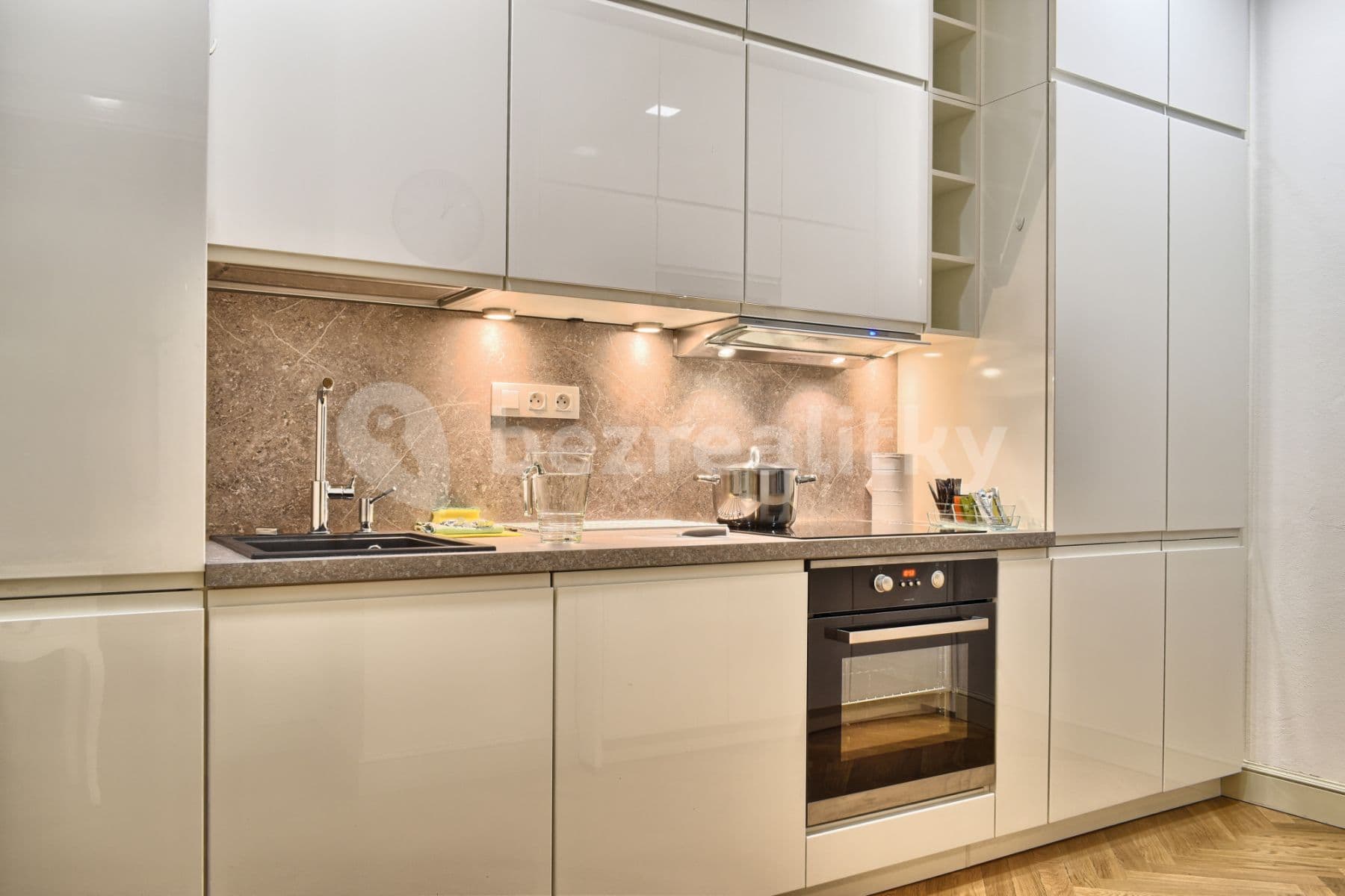 Pronájem bytu  100 m², U Milosrdných, Praha, Praha