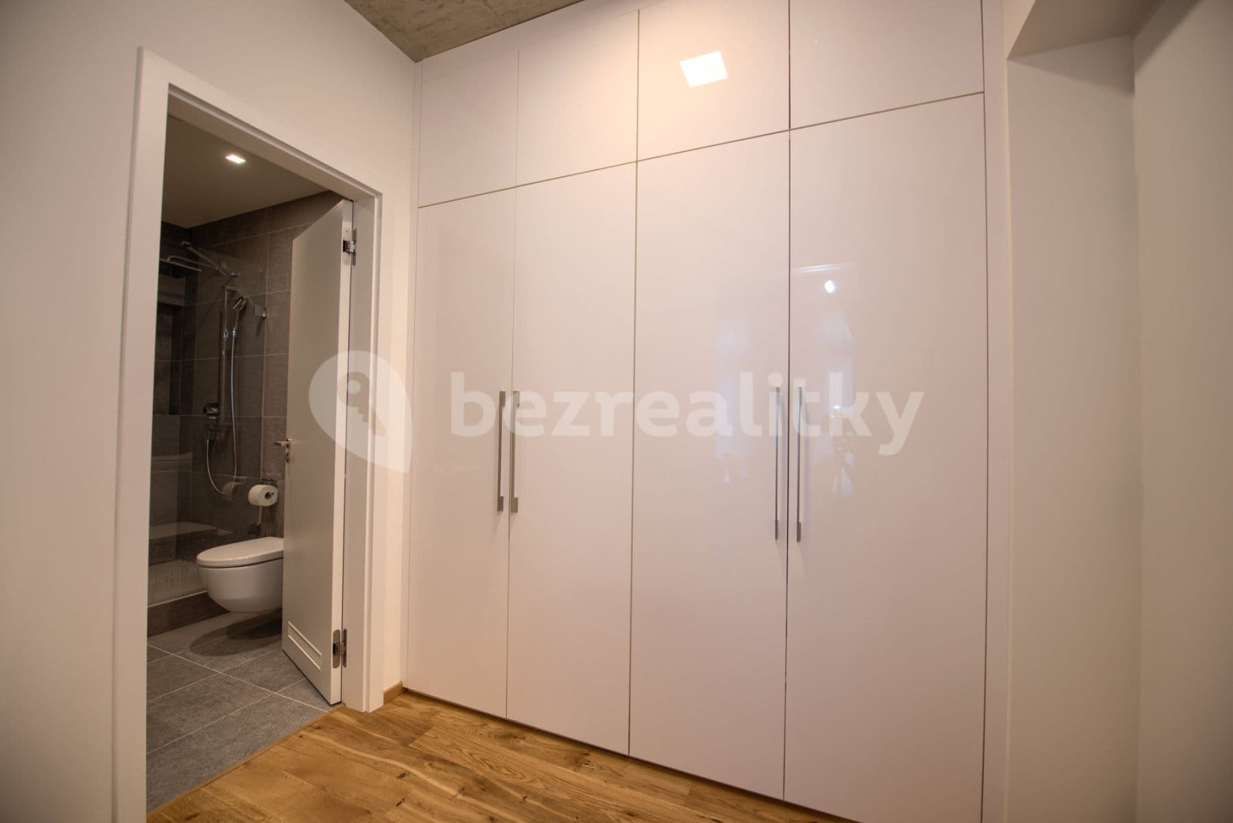 Pronájem bytu  50 m², Soukenická, Praha, Praha
