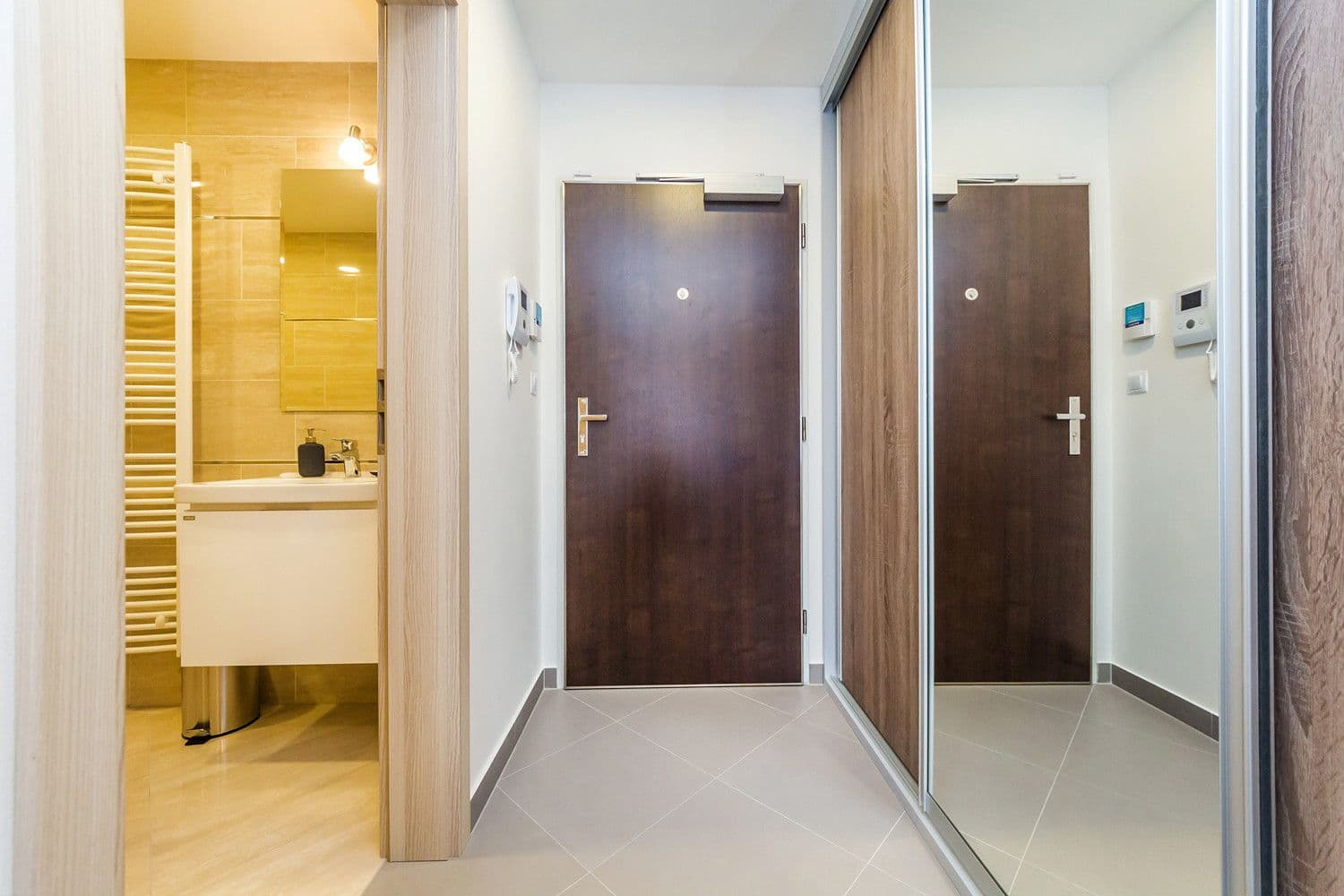 Pronájem bytu  30 m², V Háji, Praha, Praha