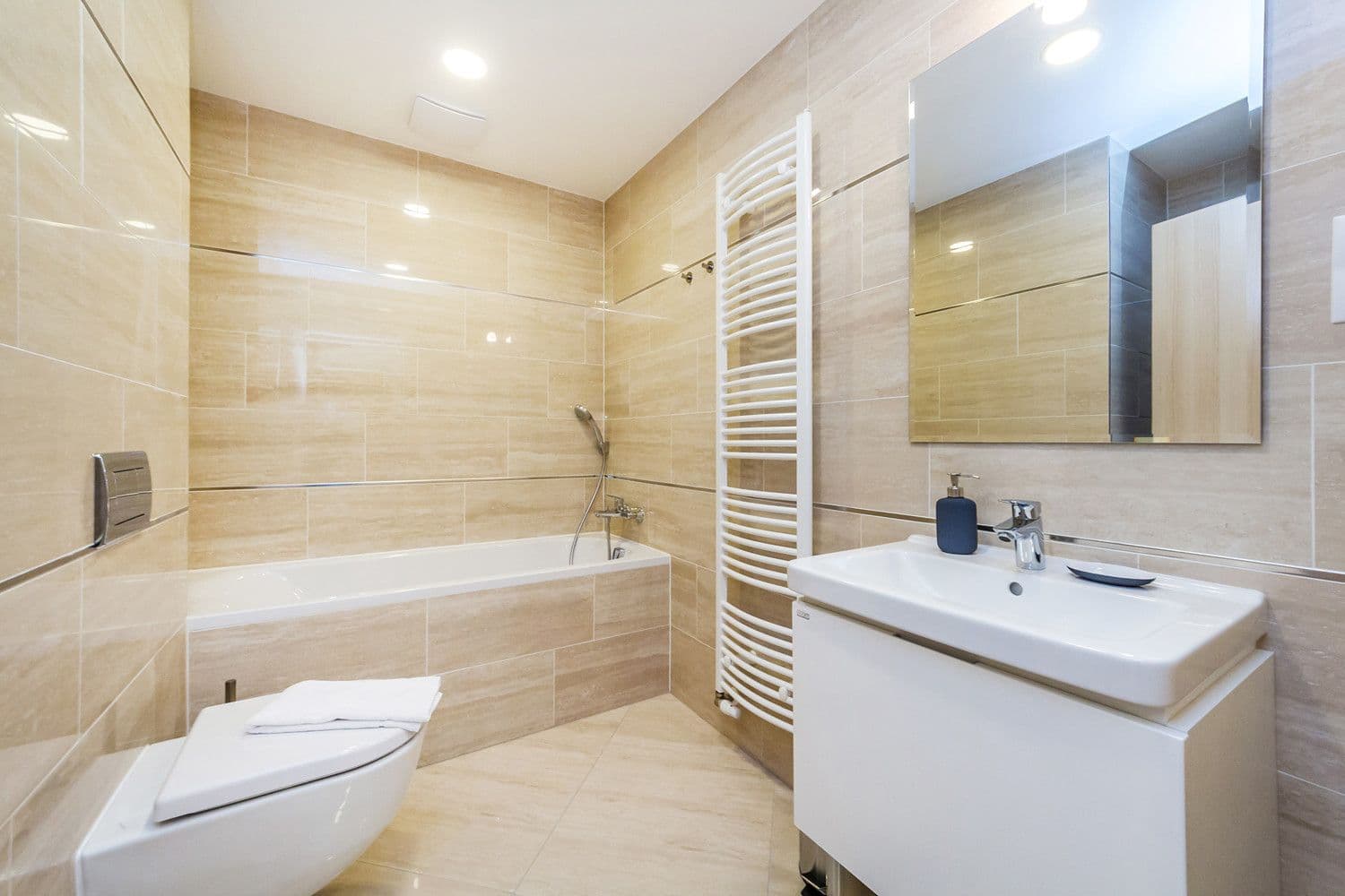 Pronájem bytu  30 m², V Háji, Praha, Praha