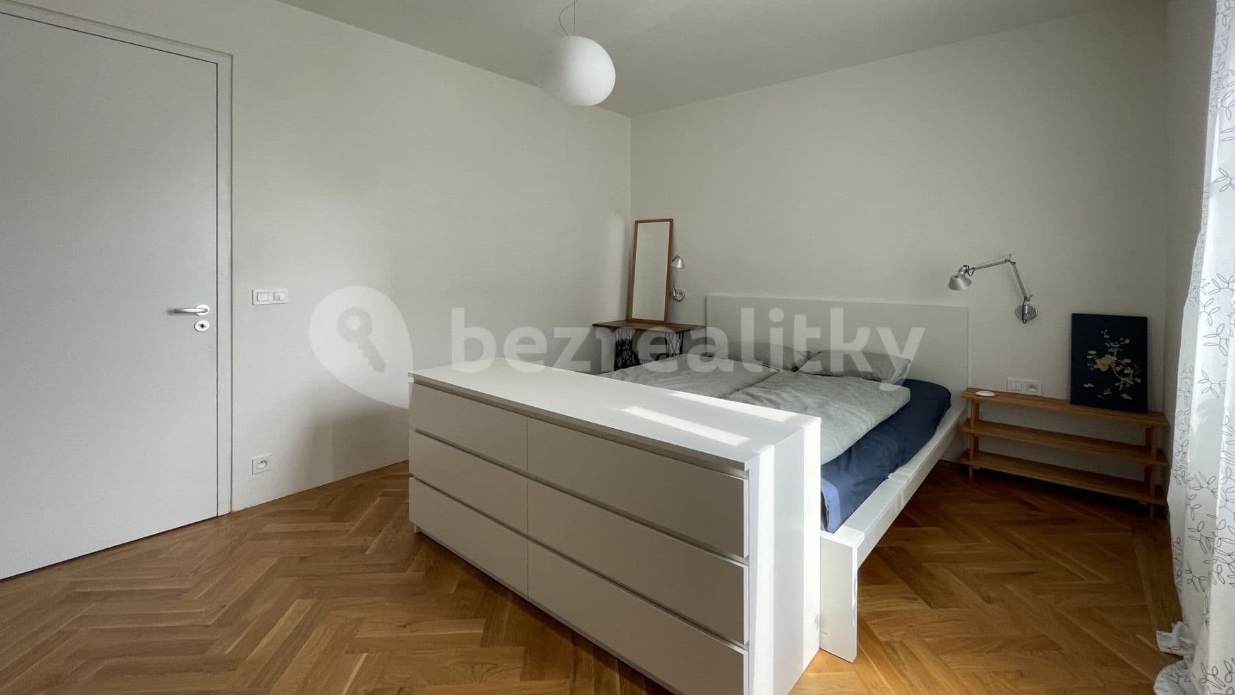 Pronájem bytu  45 m², Pod dvorem, Praha, Praha
