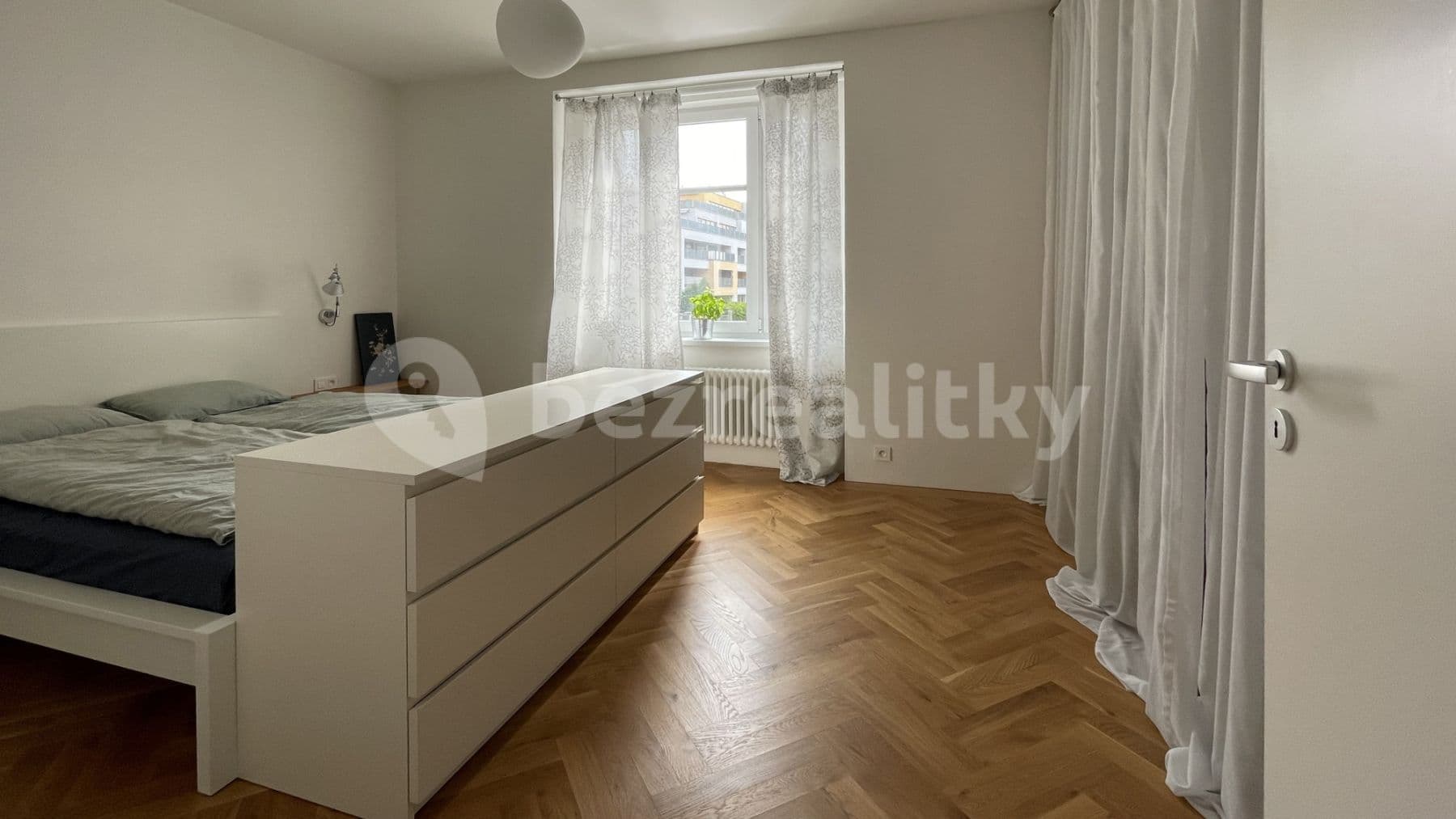 Pronájem bytu  45 m², Pod dvorem, Praha, Praha