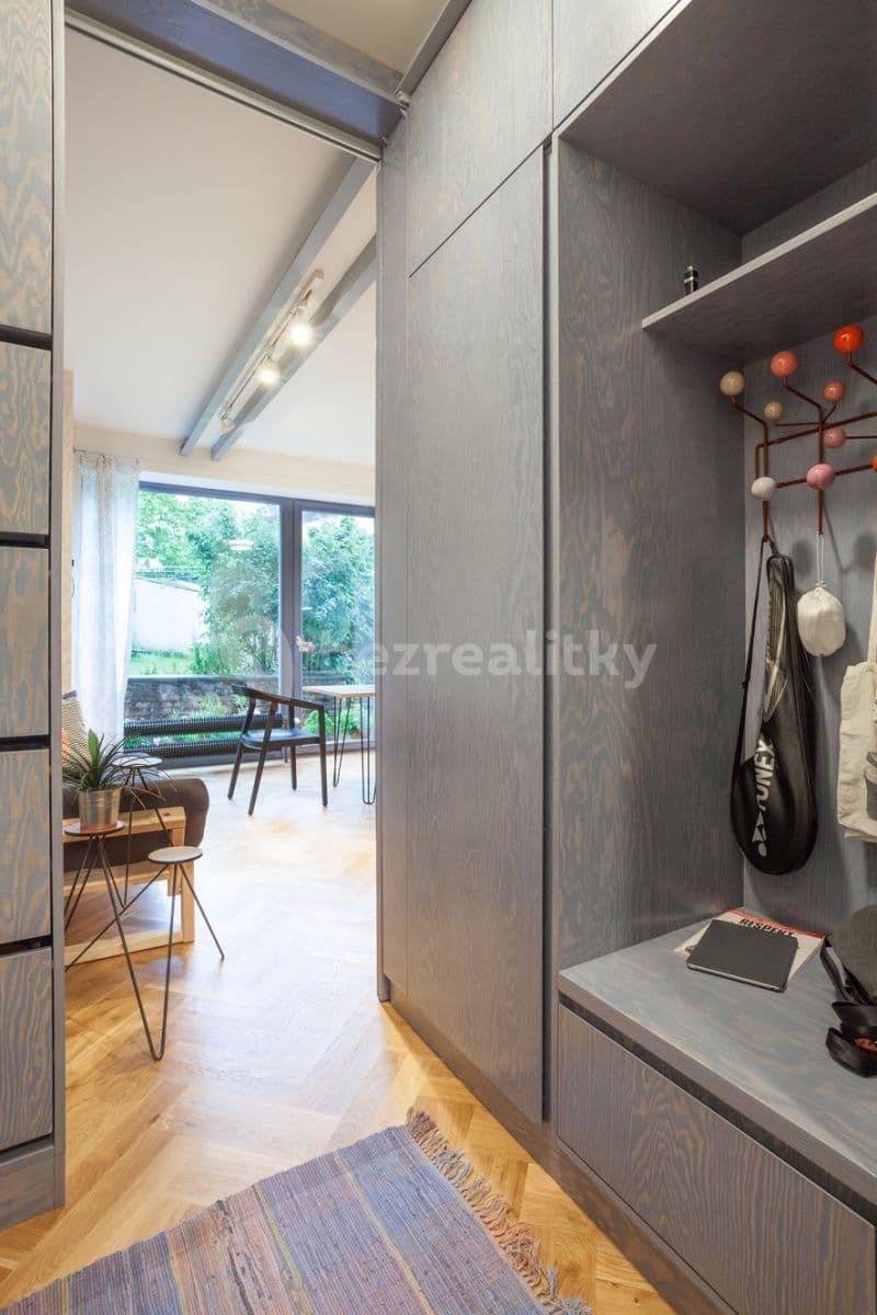 Pronájem bytu  45 m², Pod dvorem, Praha, Praha