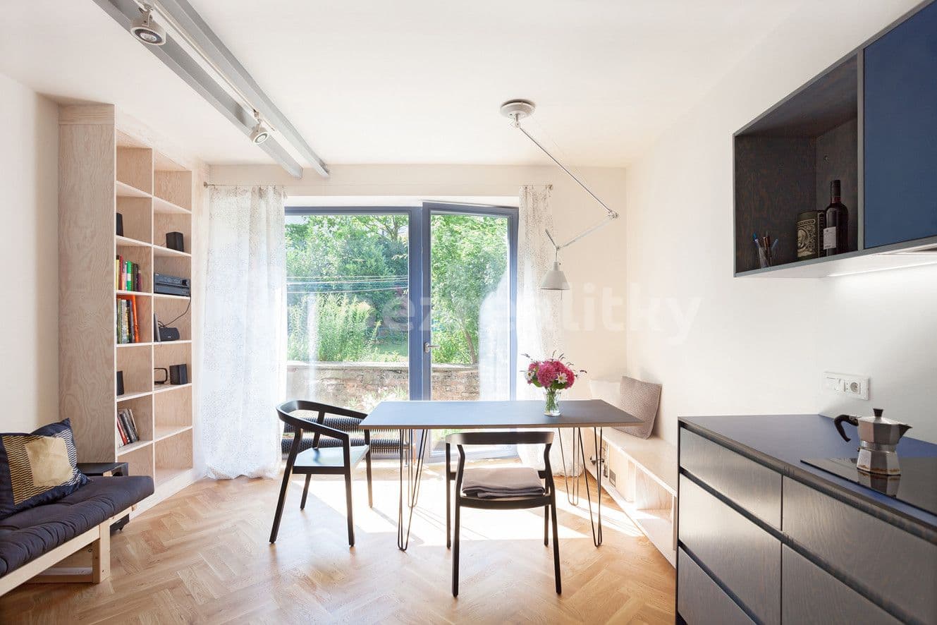 Pronájem bytu  45 m², Pod dvorem, Praha, Praha