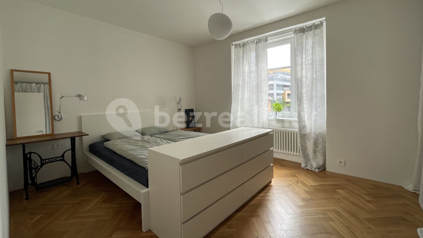 Pronájem bytu  45 m², Pod dvorem, Praha, Praha