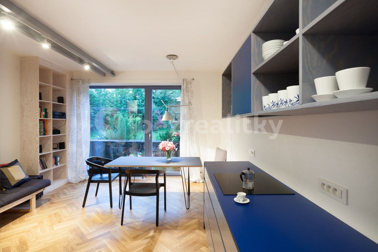 Pronájem bytu  45 m², Pod dvorem, Praha, Praha