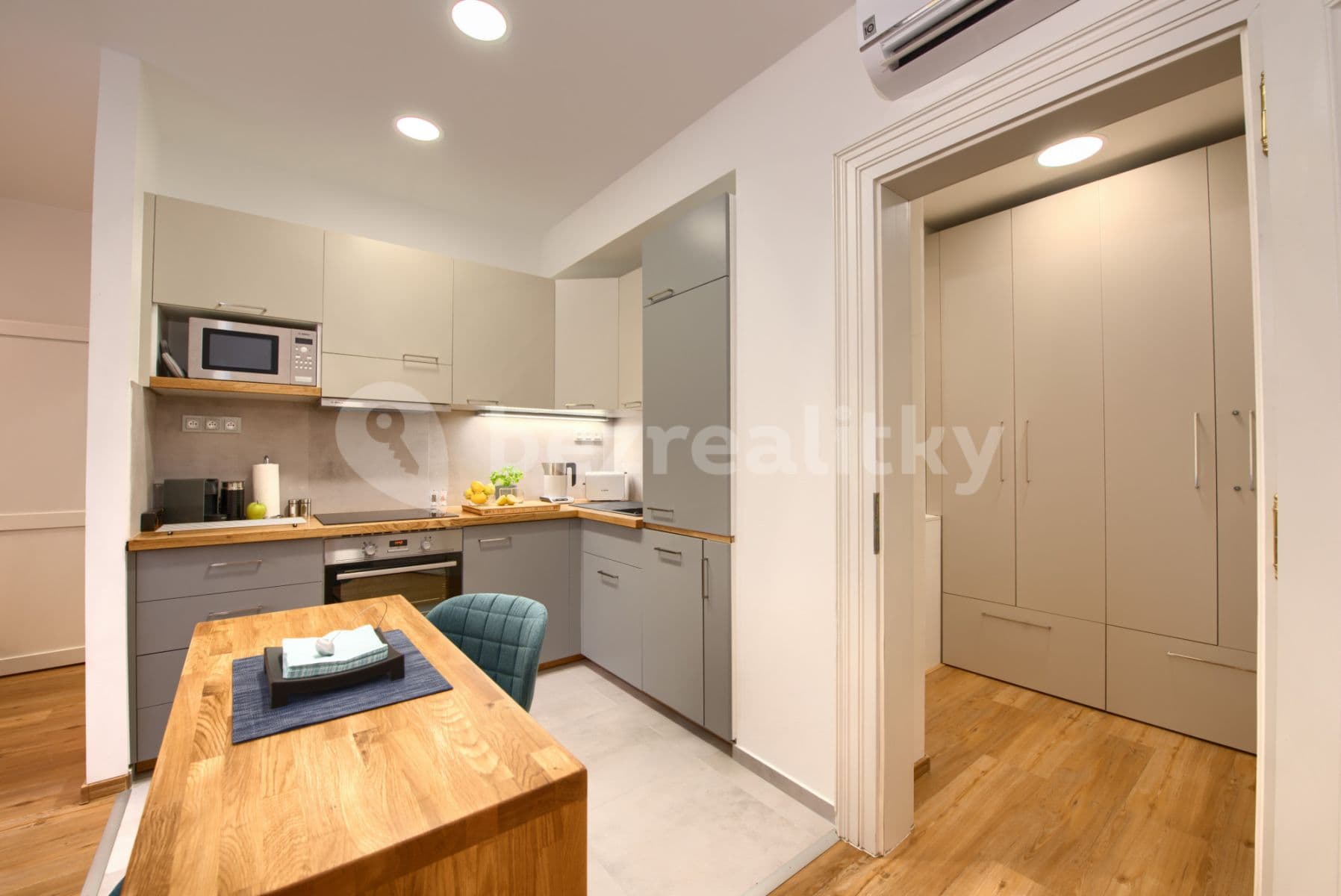 Pronájem bytu  43 m², Masná, Praha, Praha