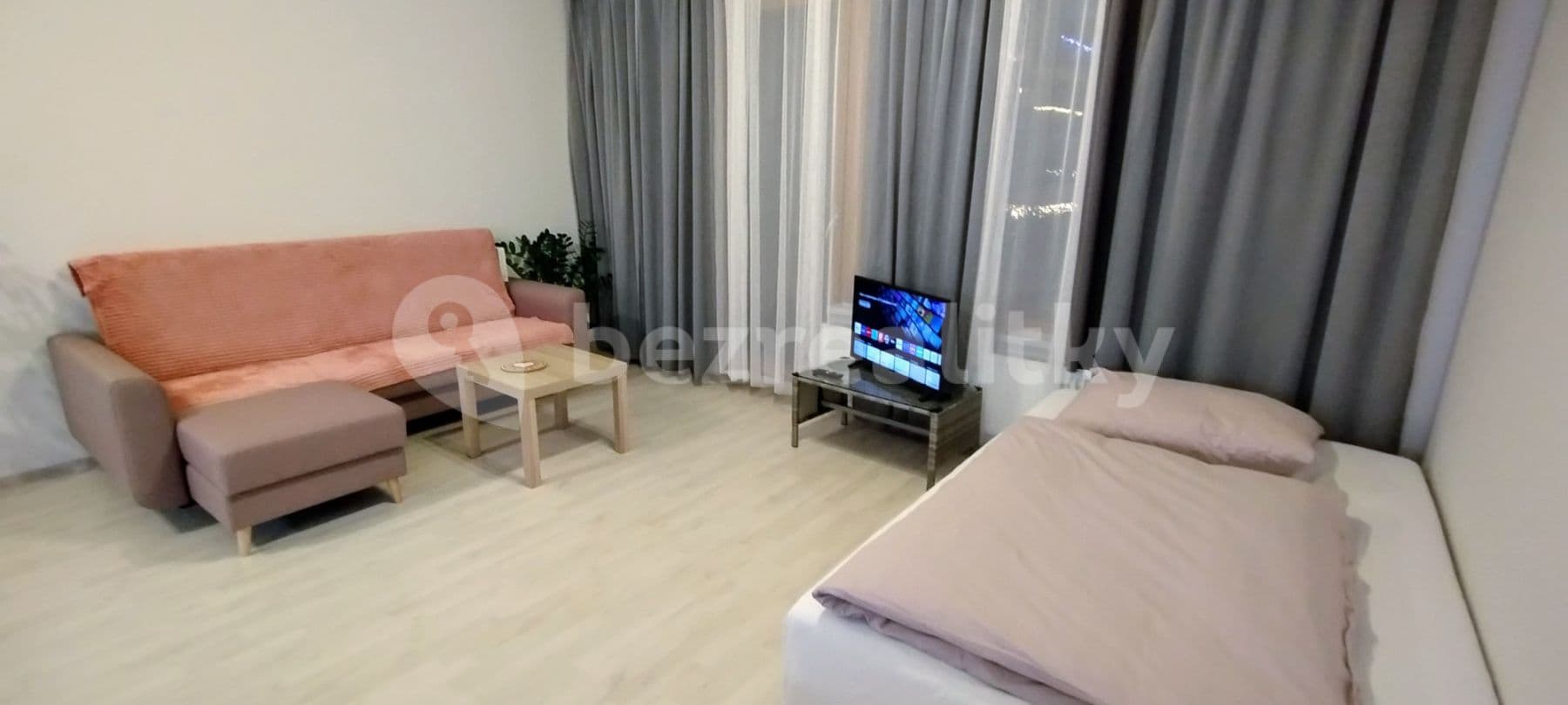 Pronájem bytu  60 m², Rorýsová, Praha, Praha