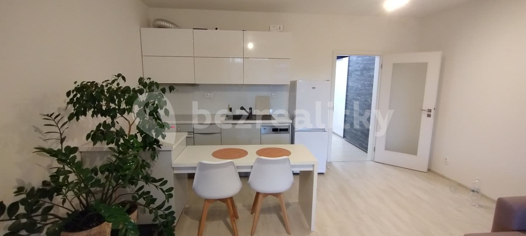 Pronájem bytu  60 m², Rorýsová, Praha, Praha