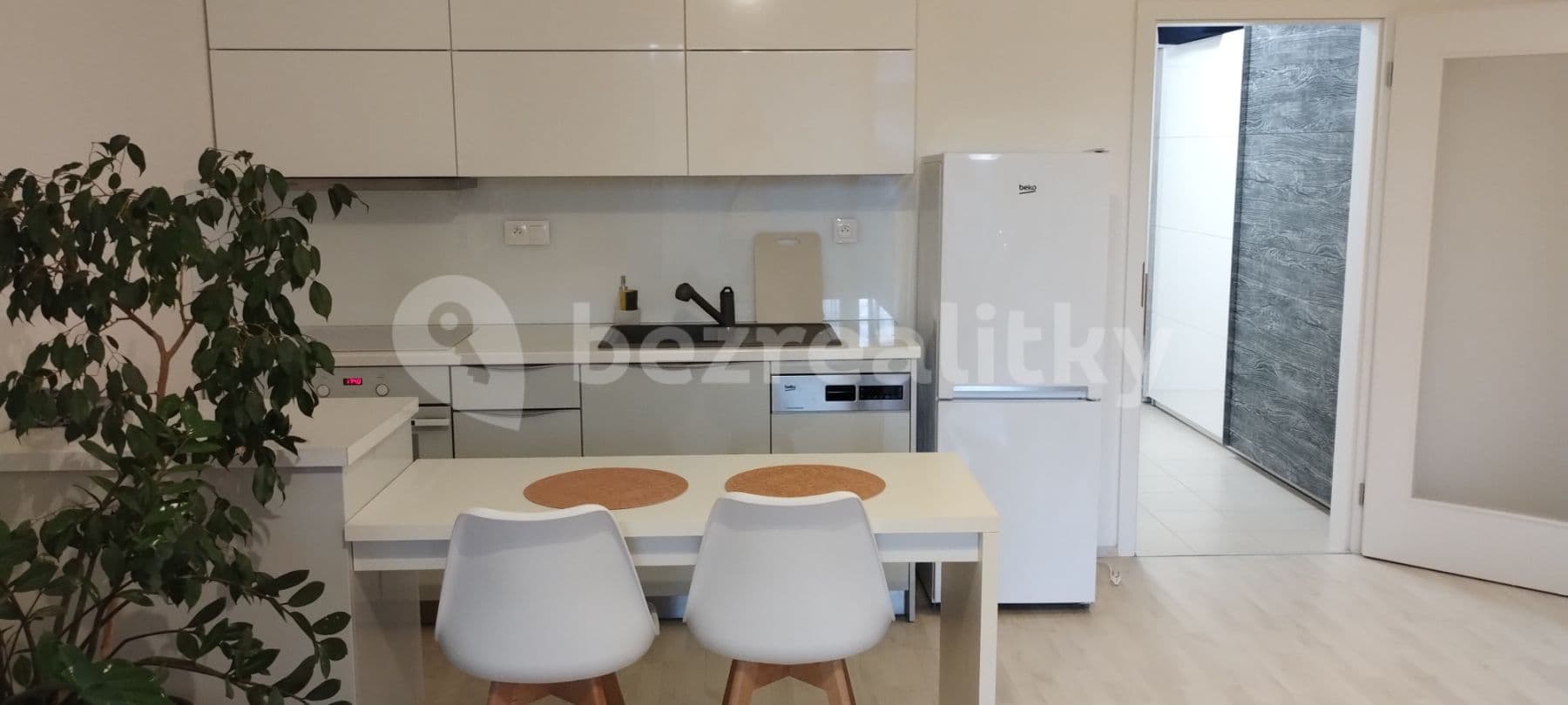 Pronájem bytu  60 m², Rorýsová, Praha, Praha
