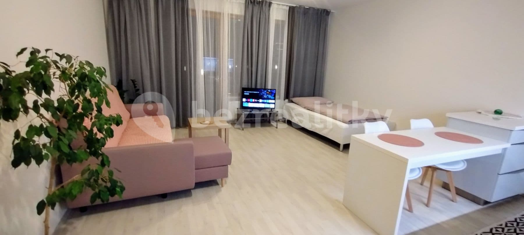 Pronájem bytu  60 m², Rorýsová, Praha, Praha