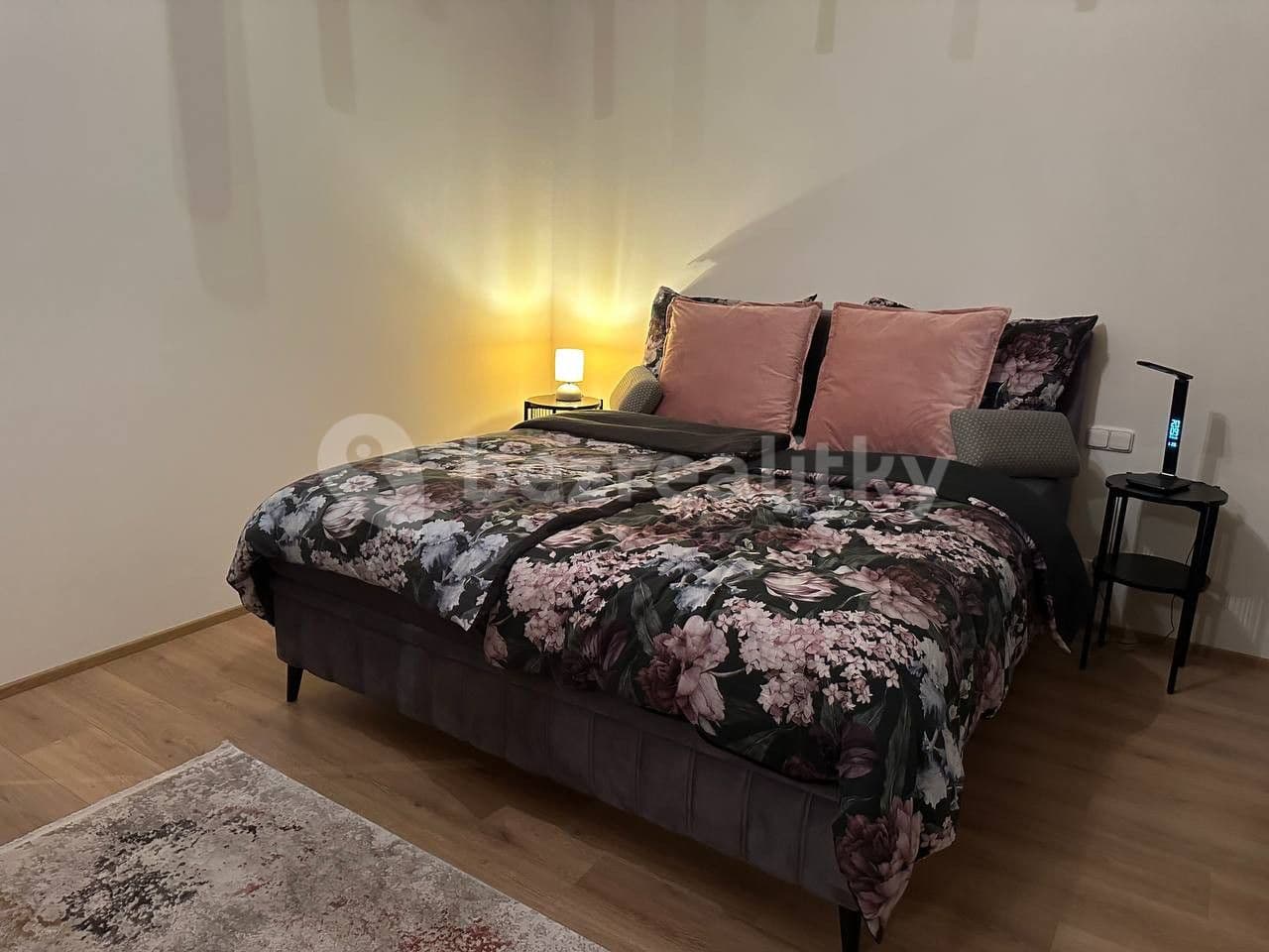 Pronájem bytu  80 m², Zapova, Praha, Praha