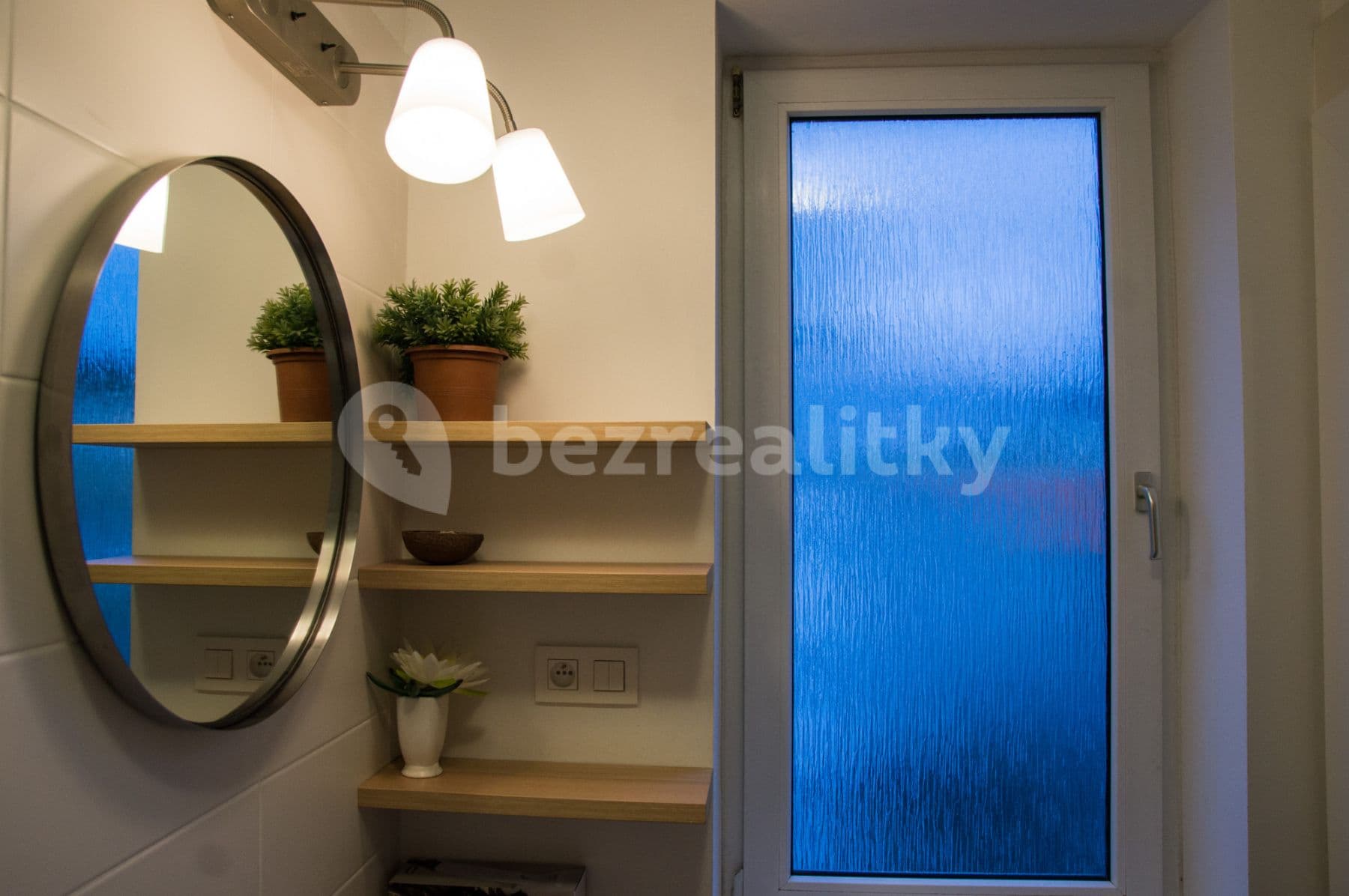 Pronájem bytu 3+1 55 m², Kúpeľná, Bratislava - mestská časť Staré Mesto, Bratislavský kraj