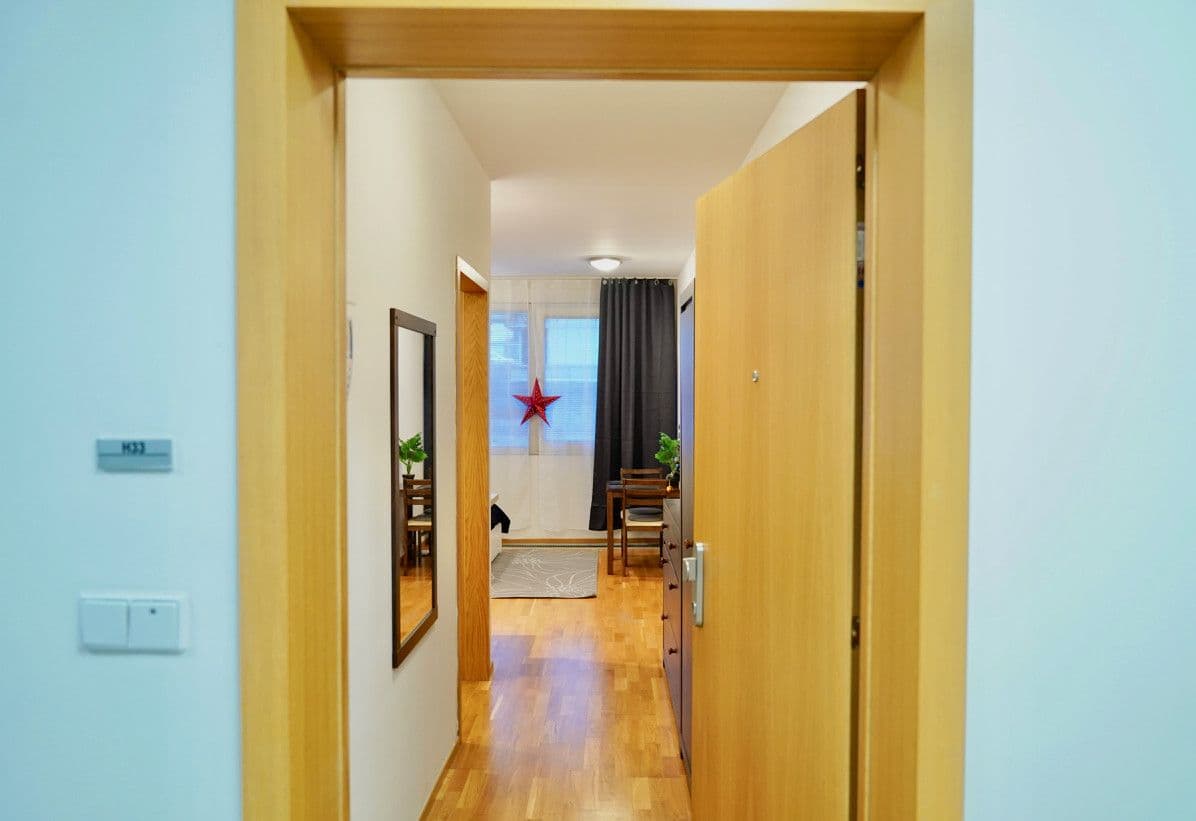 Pronájem bytu  29 m², Korunní, Praha, Praha