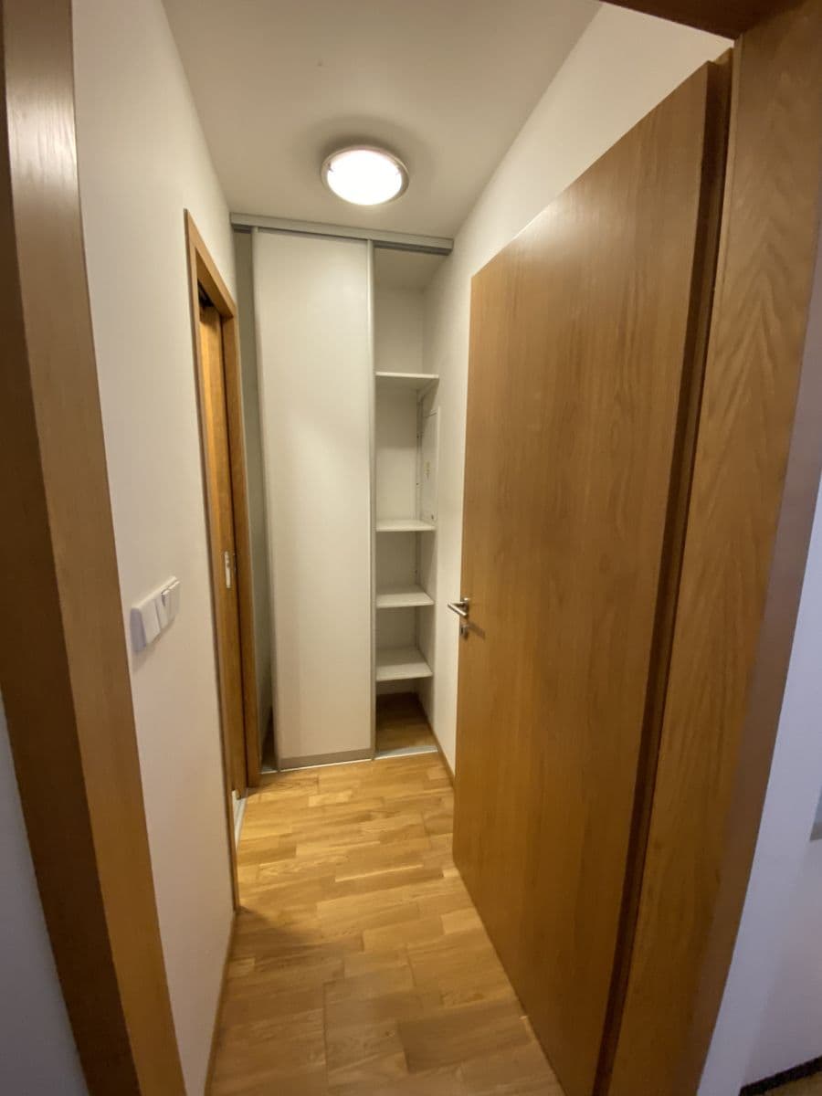 Pronájem bytu  29 m², Korunní, Praha, Praha