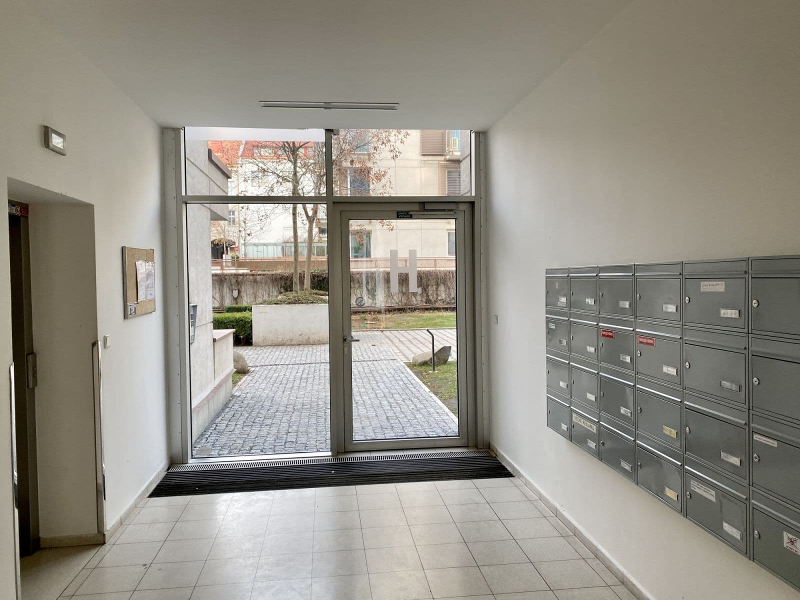 Pronájem bytu  29 m², Korunní, Praha, Praha