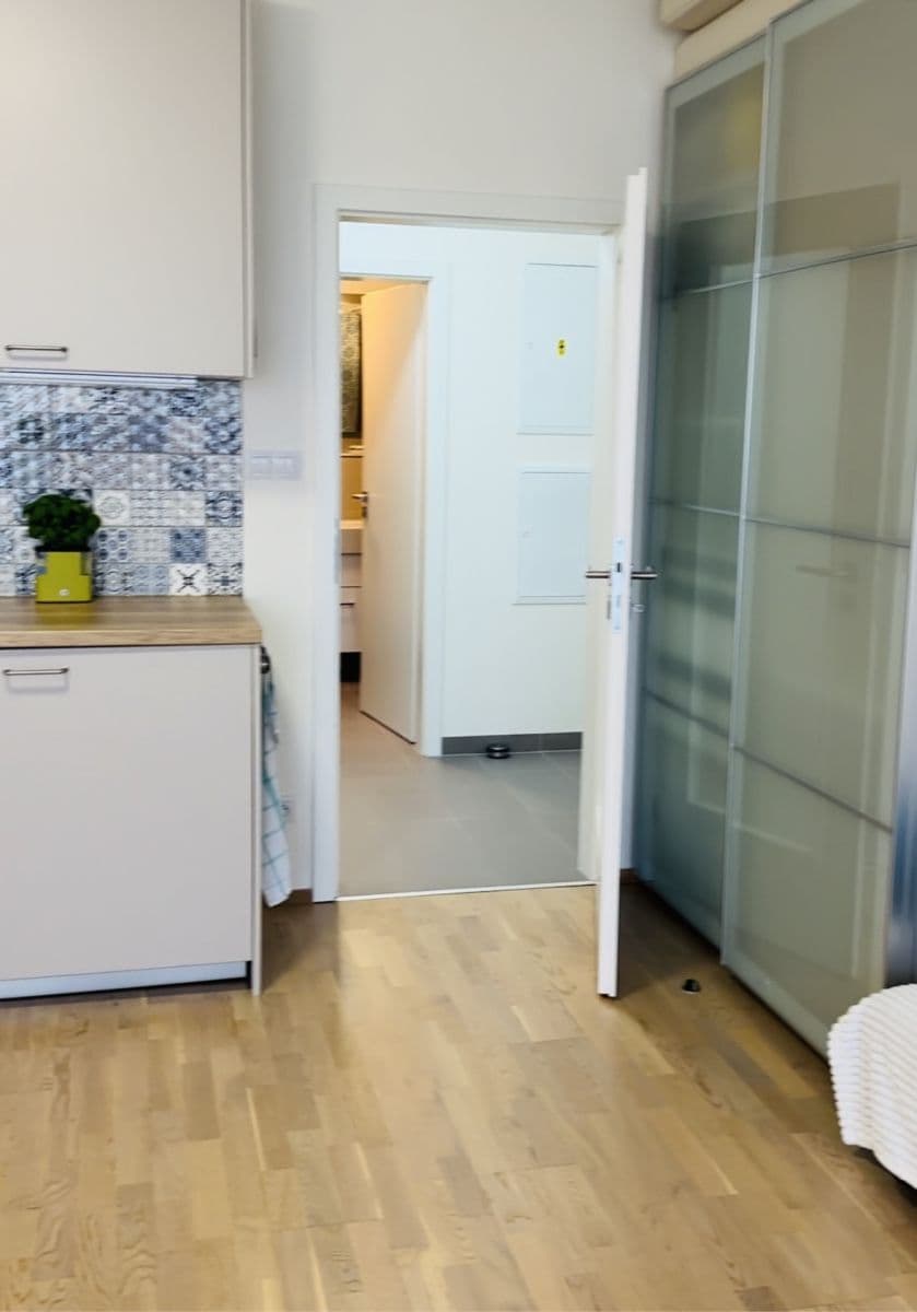 Pronájem bytu  37 m², Učňovská, Praha, Praha