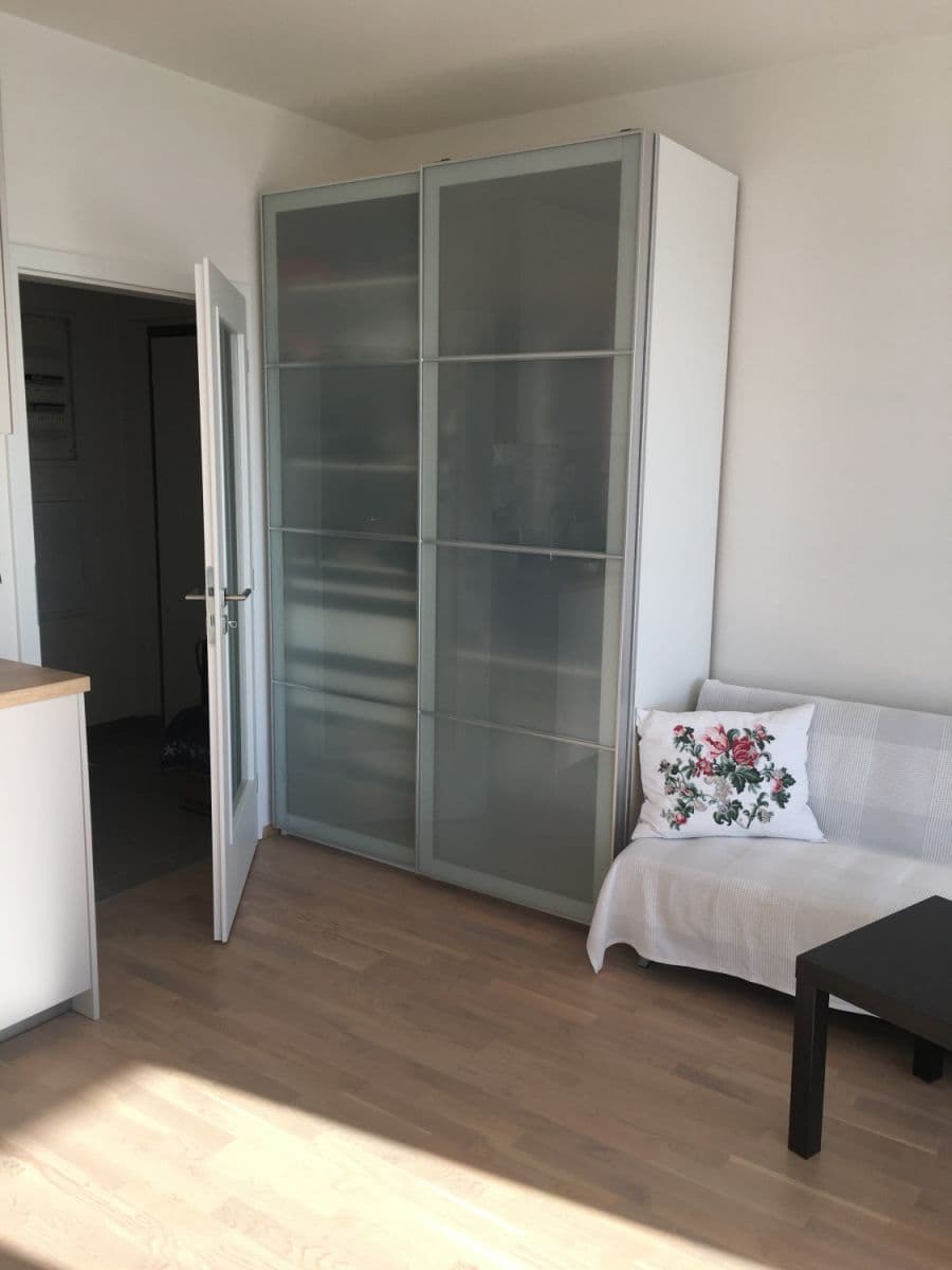 Pronájem bytu  37 m², Učňovská, Praha, Praha
