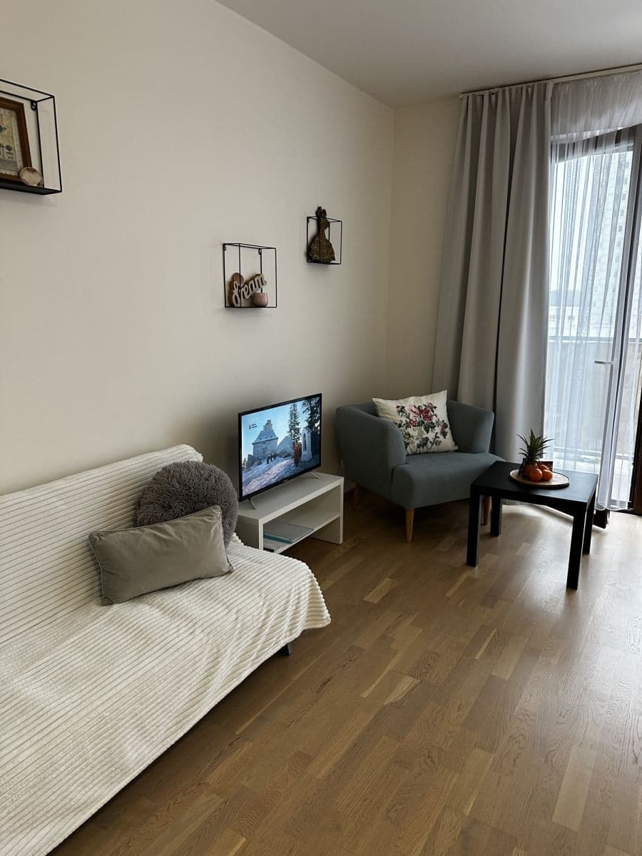 Pronájem bytu  37 m², Učňovská, Praha, Praha