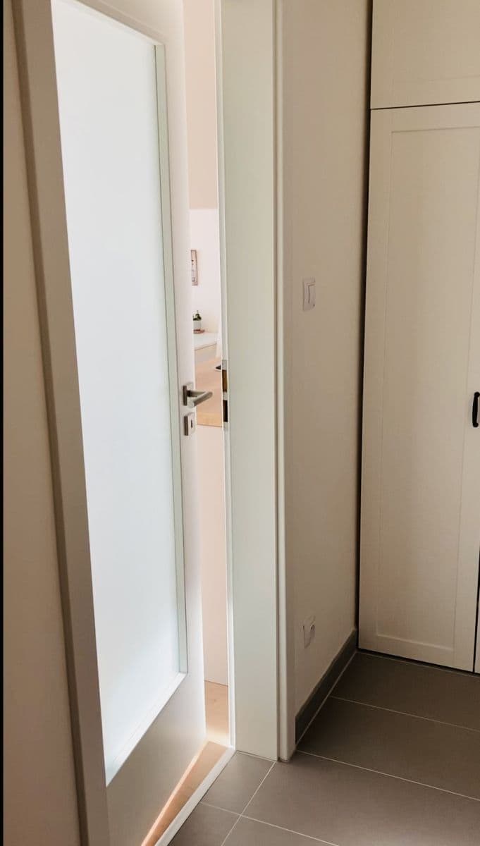 Pronájem bytu  37 m², Učňovská, Praha, Praha