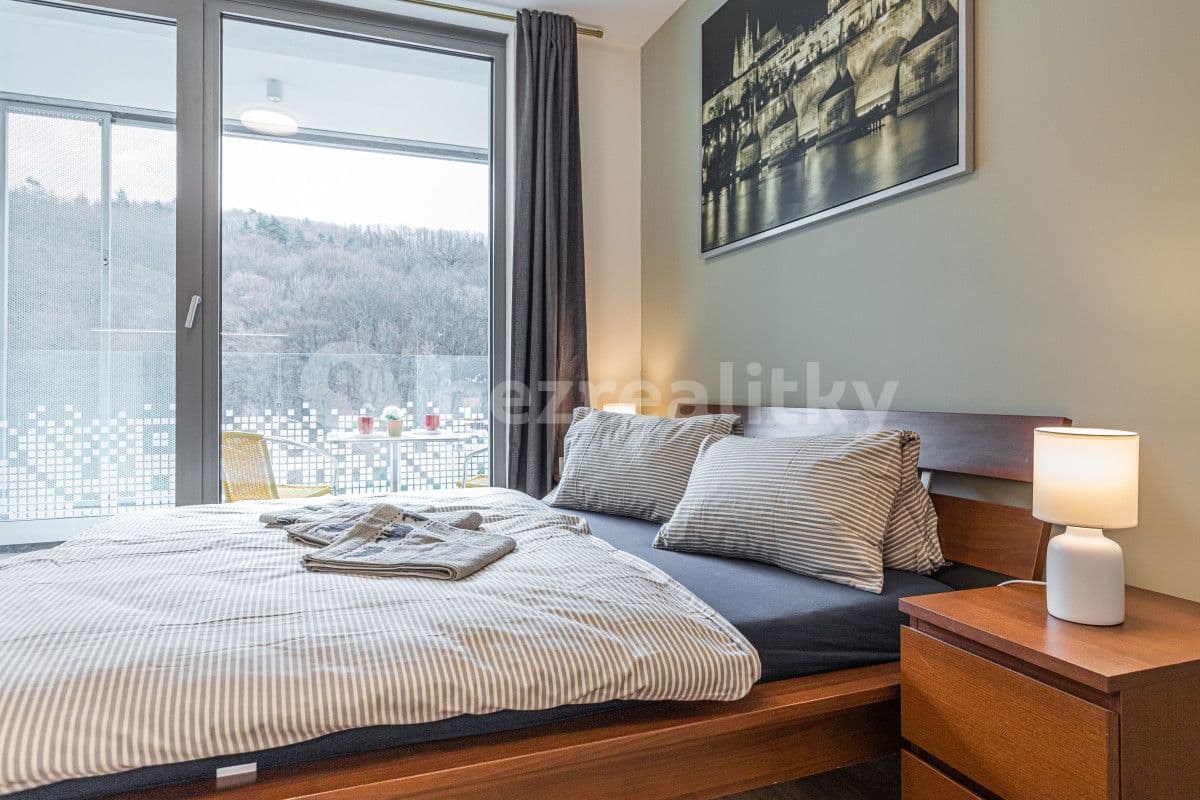 Pronájem bytu  35 m², Hlaváčkova, Praha, Praha