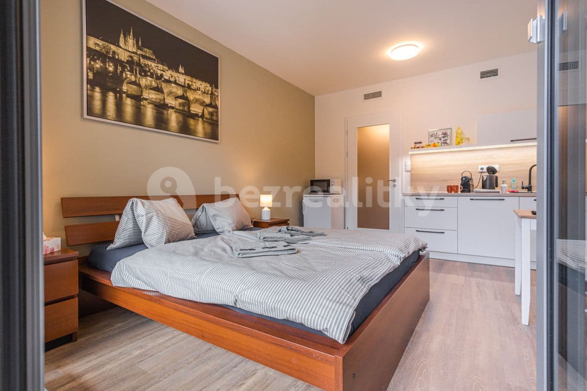 Pronájem bytu  35 m², Hlaváčkova, Praha, Praha