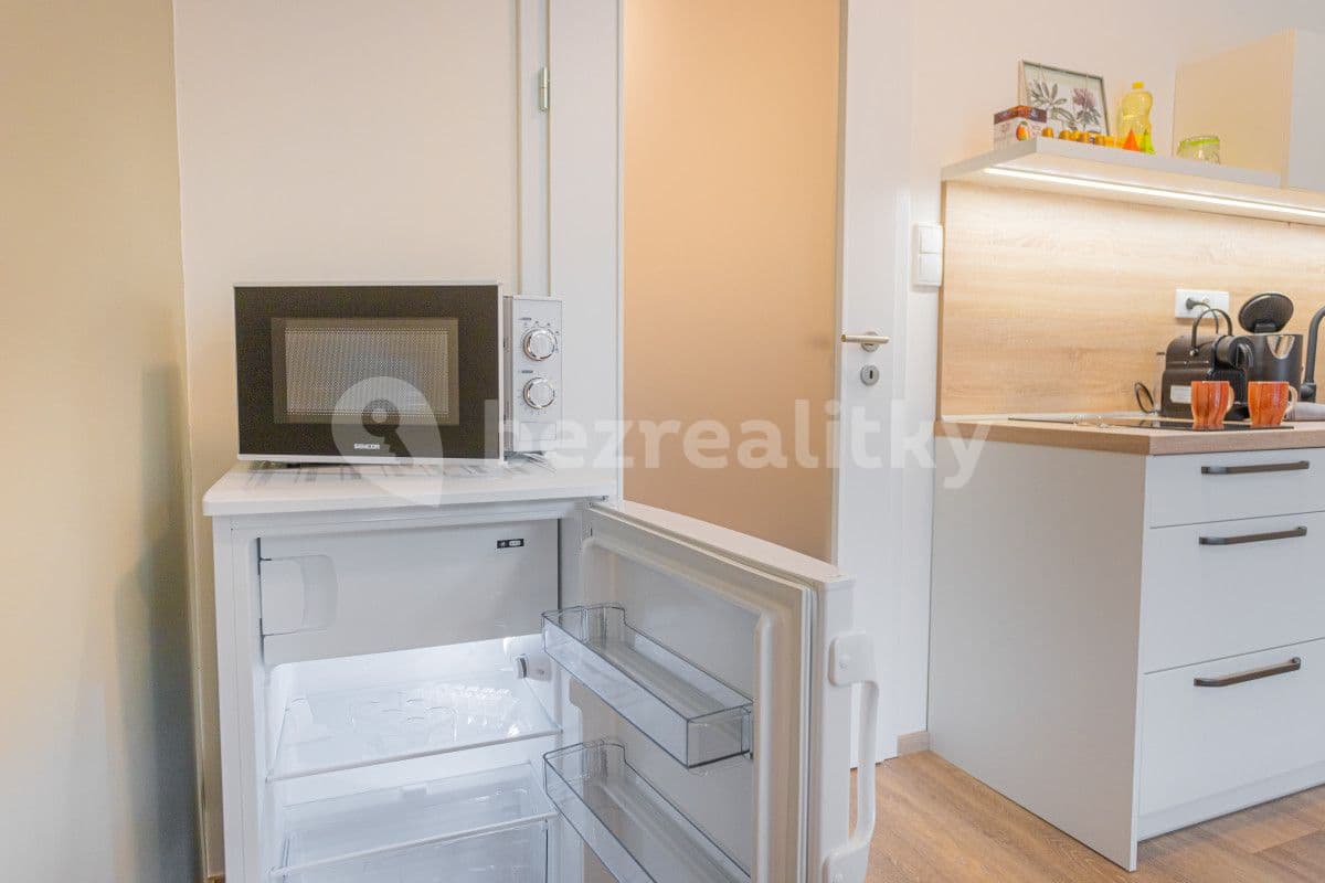 Pronájem bytu  35 m², Hlaváčkova, Praha, Praha
