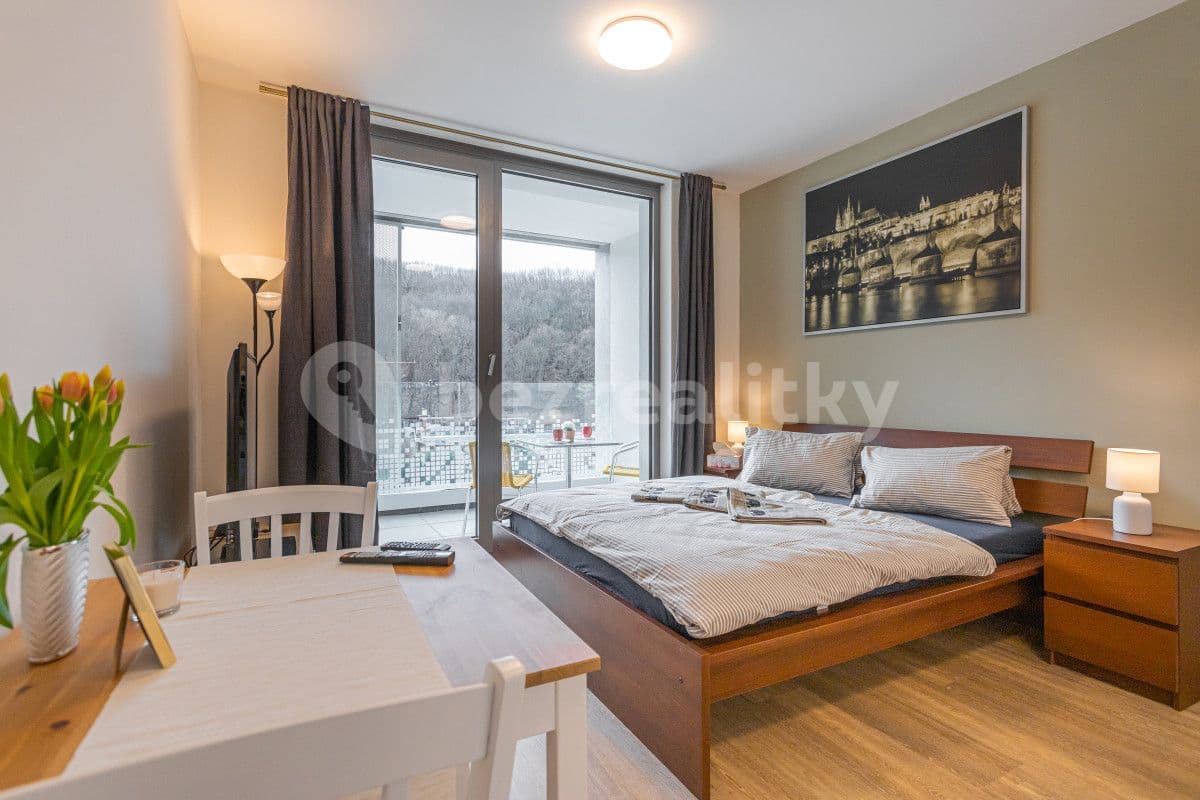 Pronájem bytu  35 m², Hlaváčkova, Praha, Praha