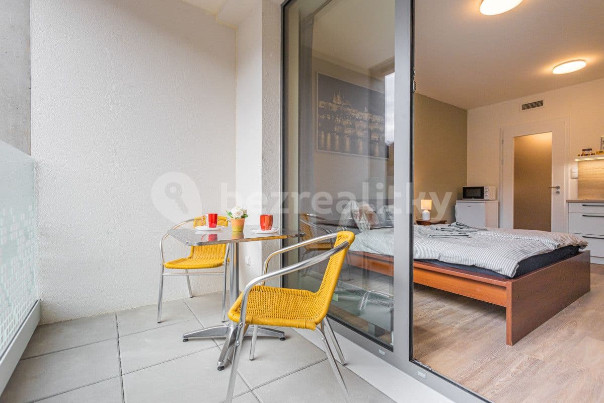 Pronájem bytu  35 m², Hlaváčkova, Praha, Praha