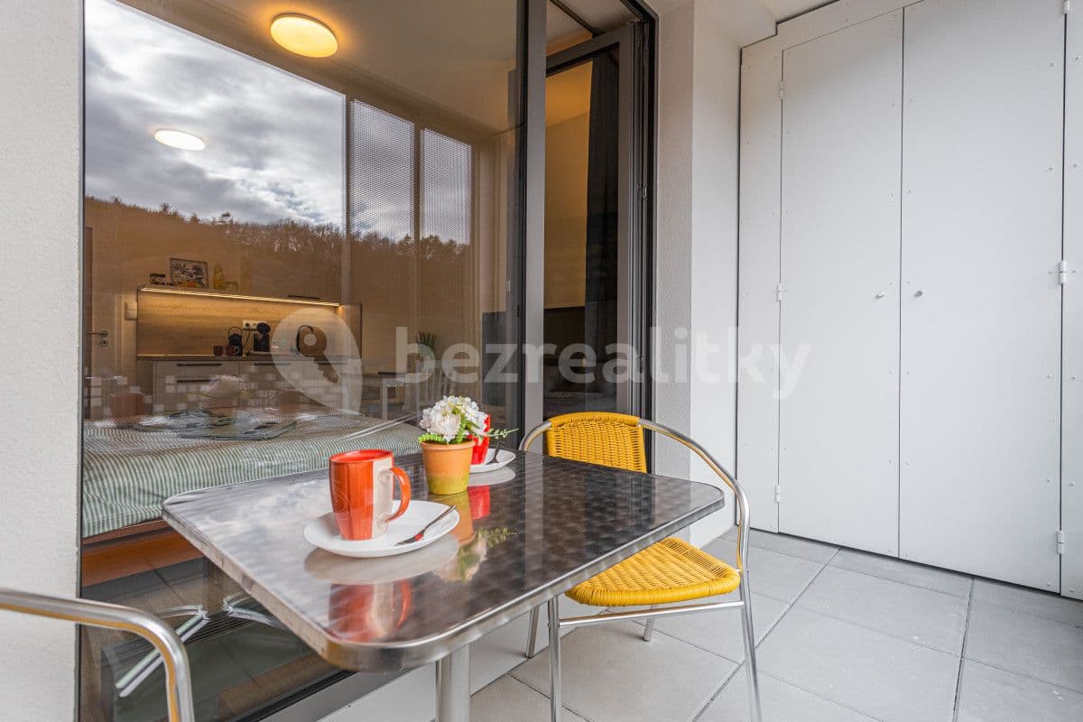 Pronájem bytu  35 m², Hlaváčkova, Praha, Praha