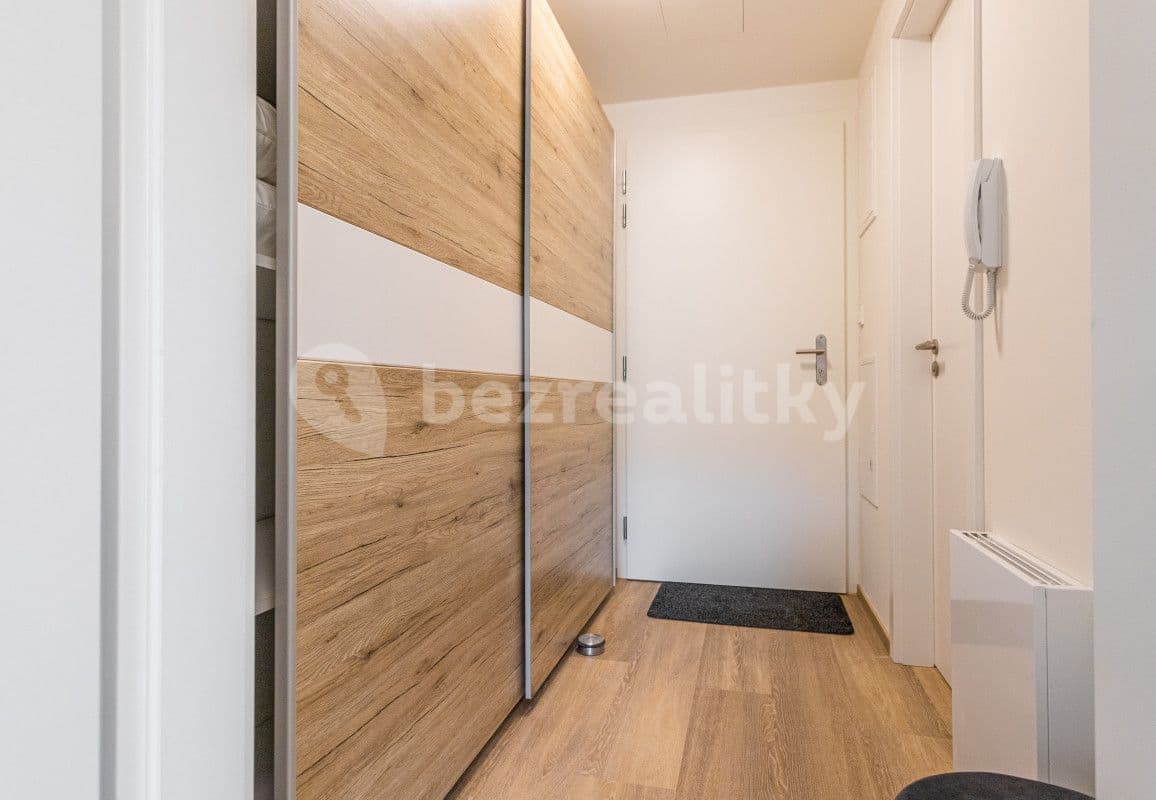 Pronájem bytu  35 m², Hlaváčkova, Praha, Praha