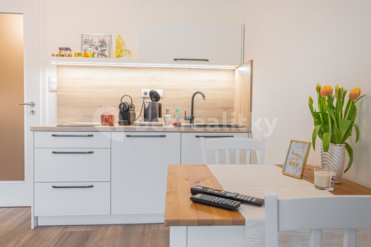 Pronájem bytu  35 m², Hlaváčkova, Praha, Praha