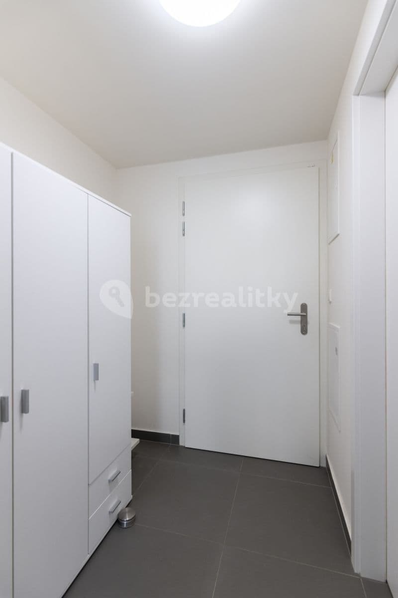Pronájem bytu  35 m², Hlaváčkova, Praha, Praha