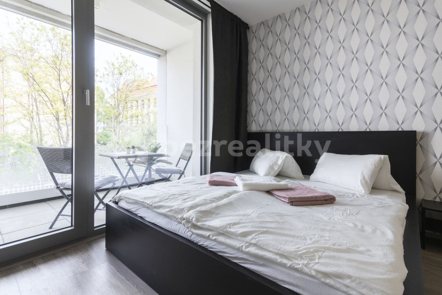 Pronájem bytu  35 m², Hlaváčkova, Praha, Praha