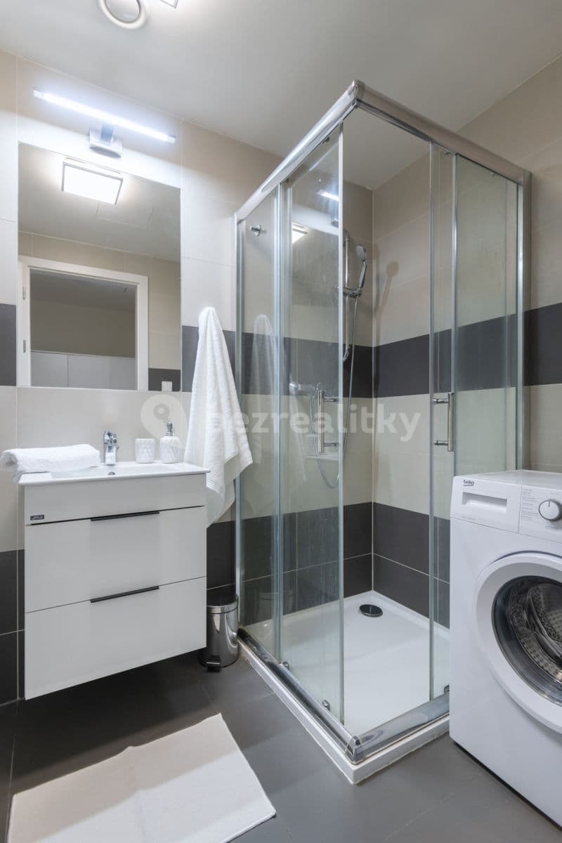 Pronájem bytu  35 m², Hlaváčkova, Praha, Praha
