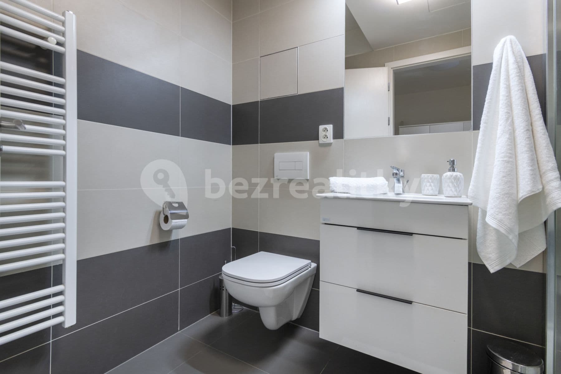 Pronájem bytu  35 m², Hlaváčkova, Praha, Praha