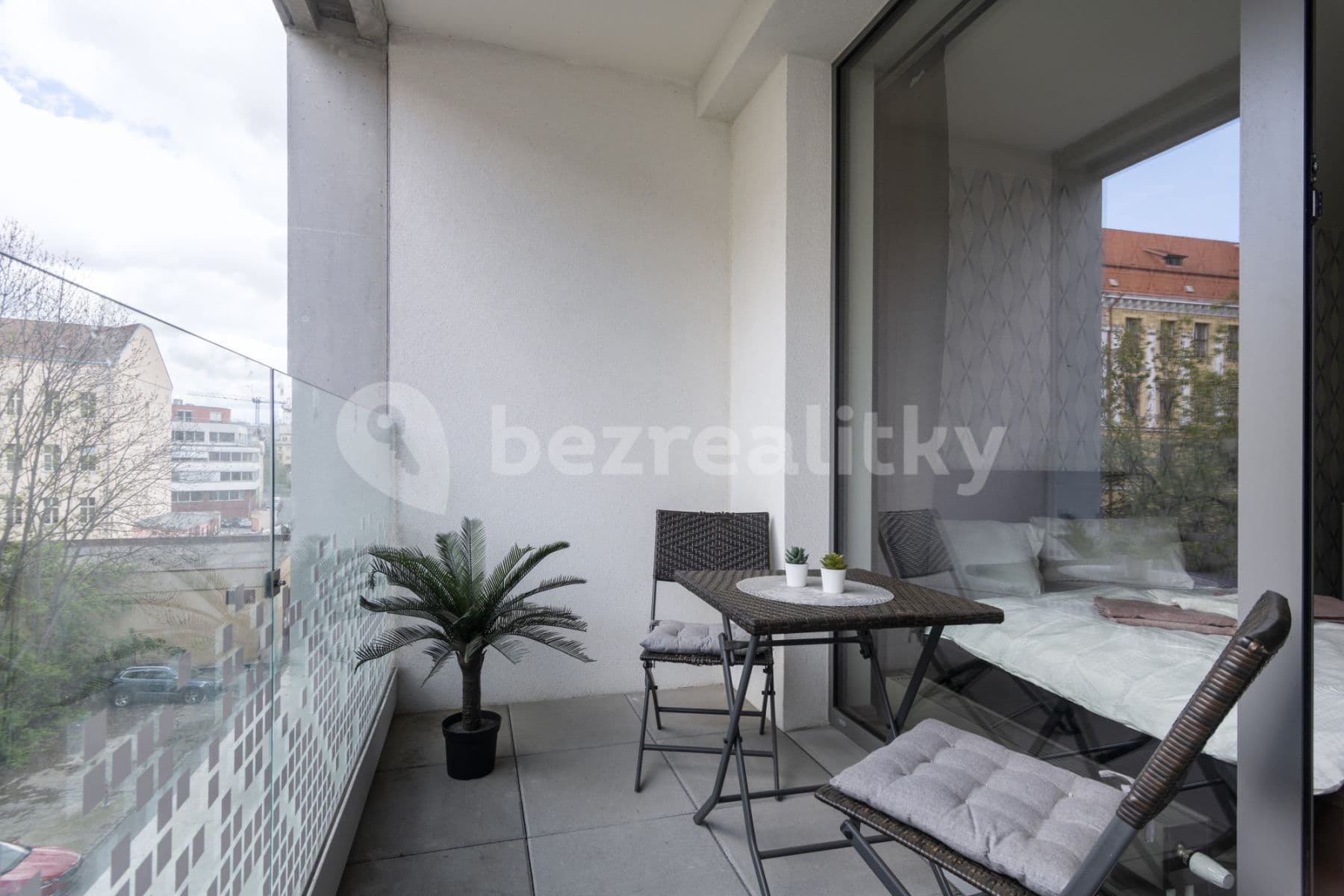 Pronájem bytu  35 m², Hlaváčkova, Praha, Praha