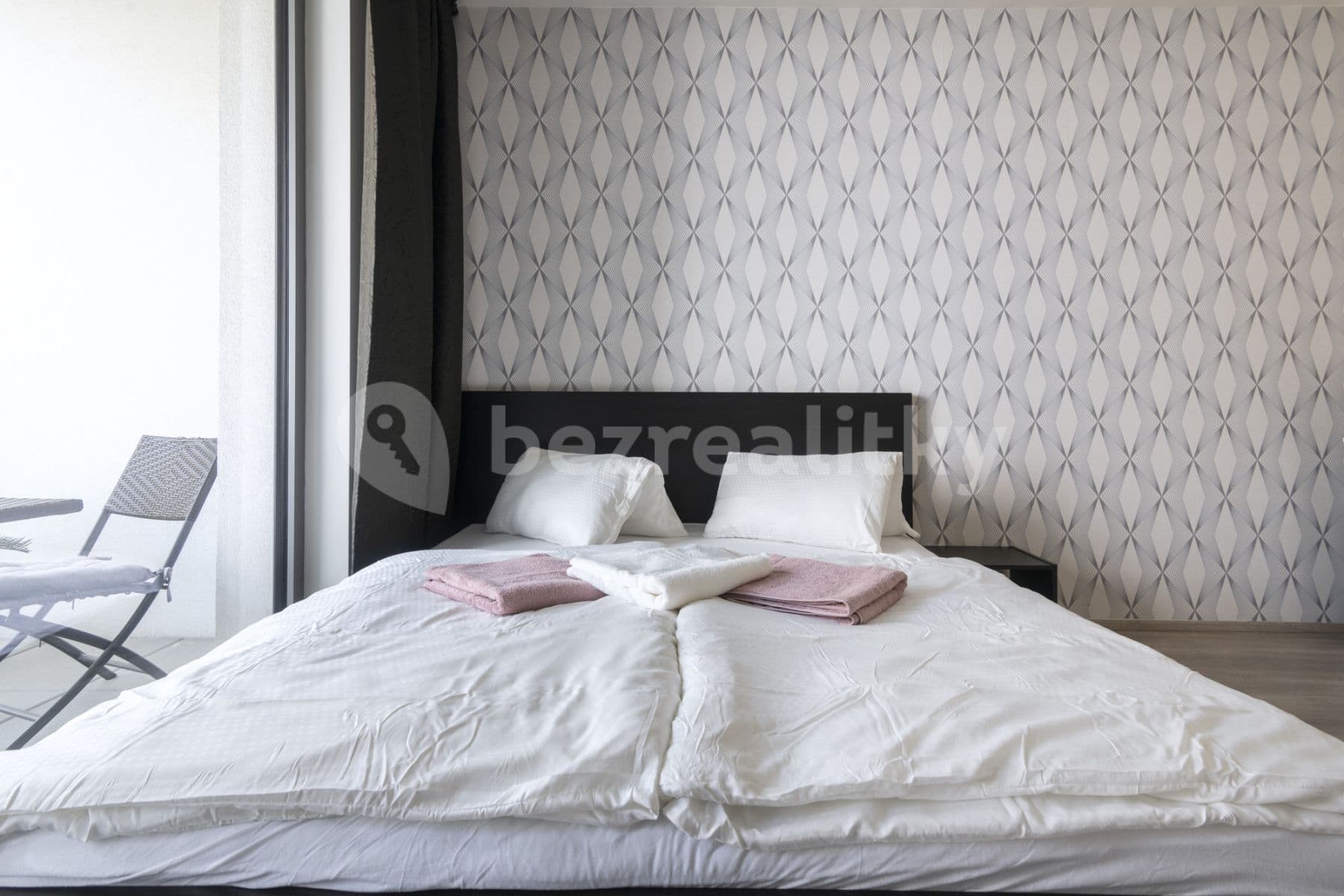 Pronájem bytu  35 m², Hlaváčkova, Praha, Praha
