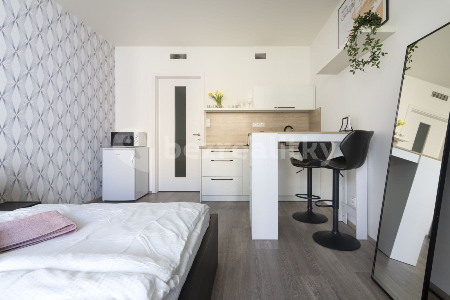 Pronájem bytu  35 m², Hlaváčkova, Praha, Praha