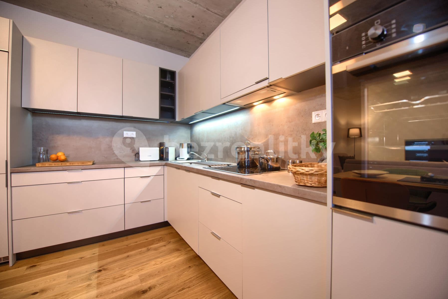 Pronájem bytu  90 m², Soukenická, Praha, Praha
