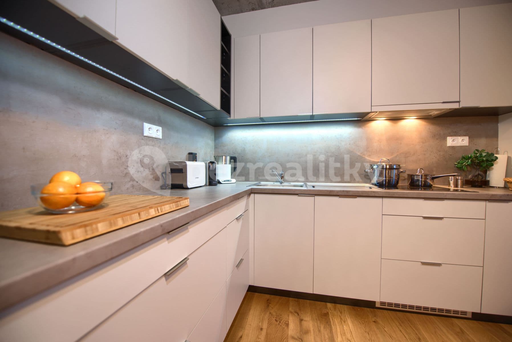 Pronájem bytu  90 m², Soukenická, Praha, Praha