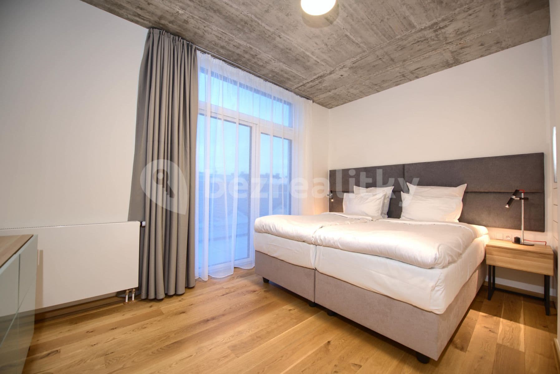 Pronájem bytu  90 m², Soukenická, Praha, Praha