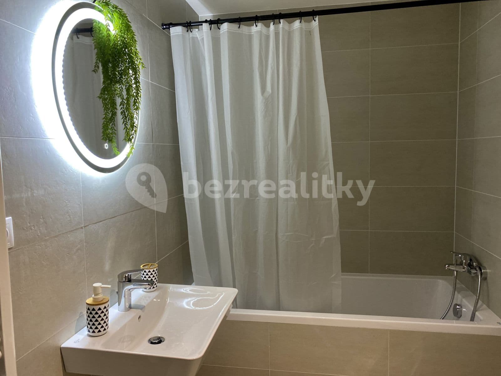 Pronájem bytu  32 m², U Průhonu b, Praha, Praha