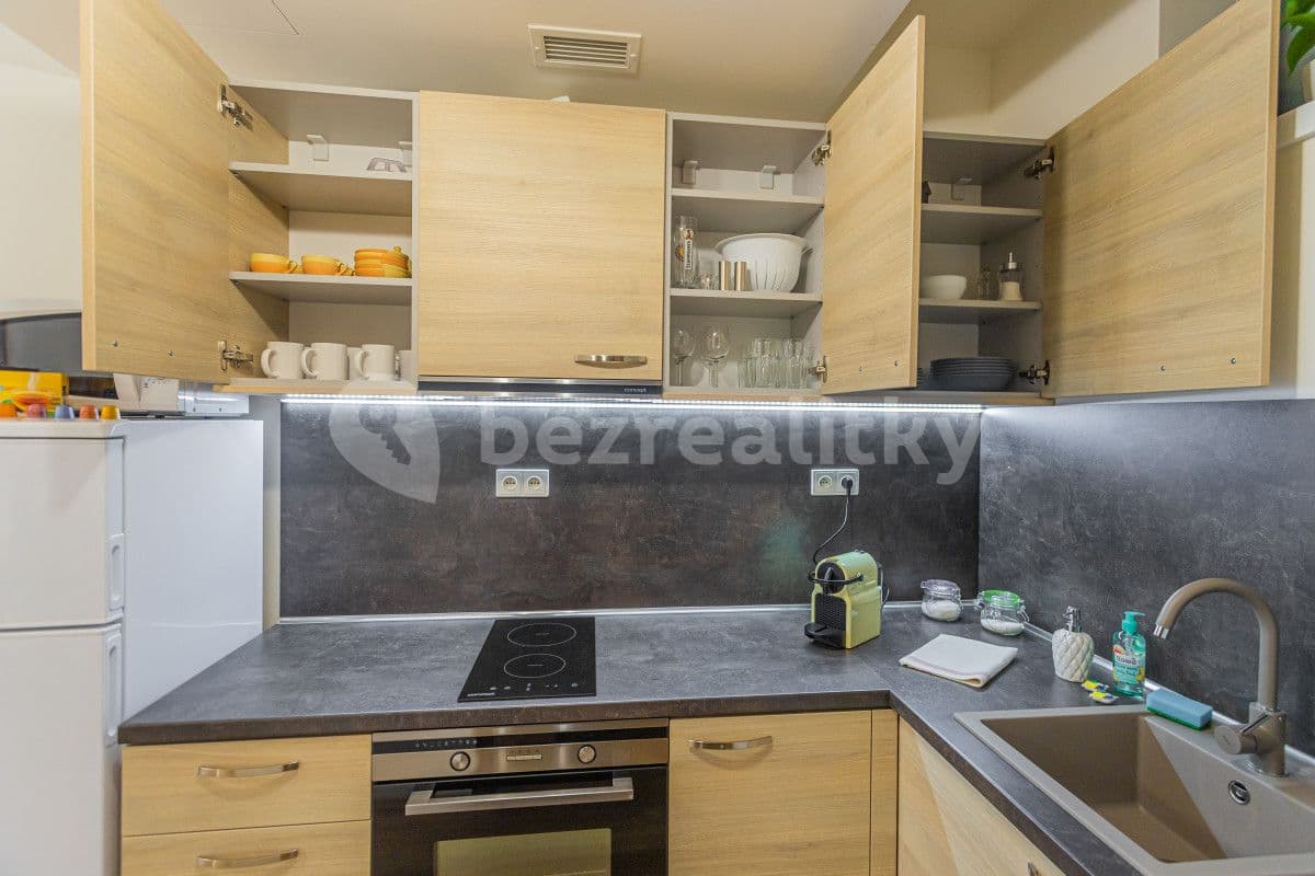 Pronájem bytu  35 m², Hlaváčkova, Praha, Praha