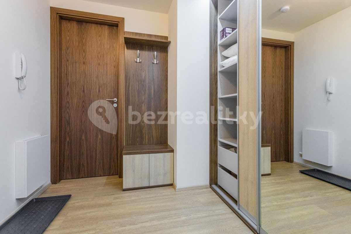 Pronájem bytu  35 m², Hlaváčkova, Praha, Praha